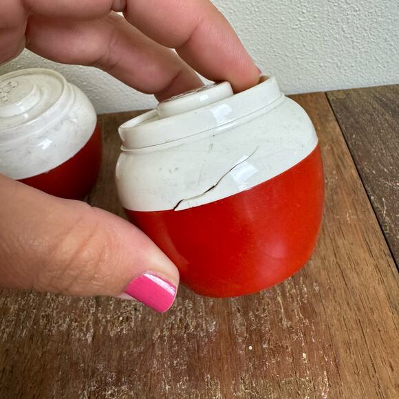 Vintage Red White Admiration Pot Salt and Pepper Shakers Plastic Made in USA - Picture 4 of 8